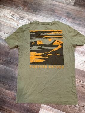 FJALL RAVEN mens mountain graphic tshirt size Medium in olive green EUC